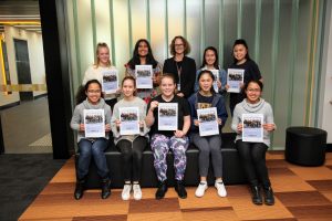 2019 Hudson Institute Young Women in Science program attendees with Professor Elizabeth Hartland.